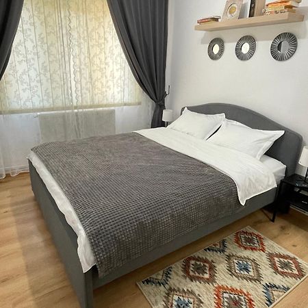 Apartament Cina Husi ภายนอก รูปภาพ
