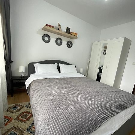 Apartament Cina Husi ภายนอก รูปภาพ